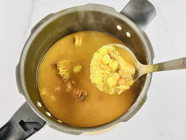 arroz cozido em canja de galinha.