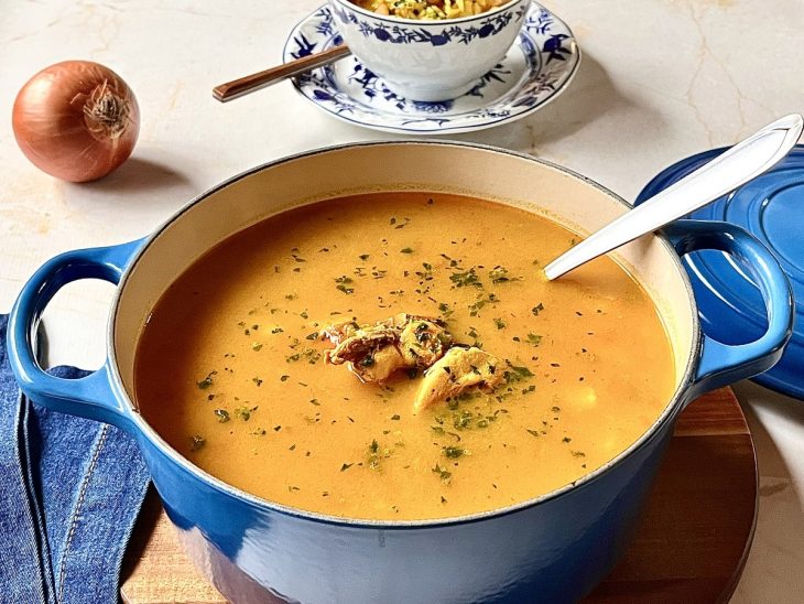 canja de galinha fácil e rápida finalizada com cheiro verde e servida.