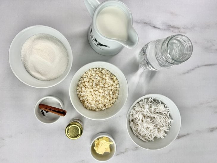 Uma bancada com os ingredientes separados.