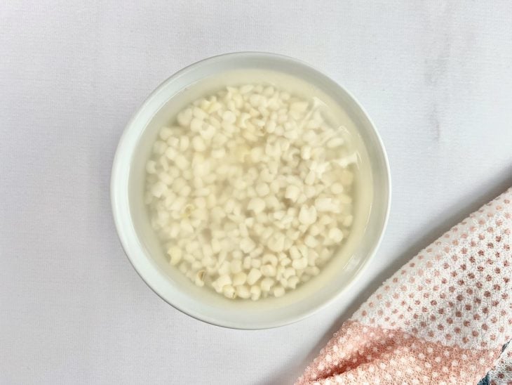 Uma tigela com canjica e água.