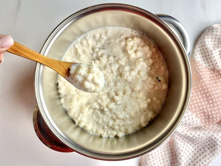 Uma panela com canjica branca ao ponto.