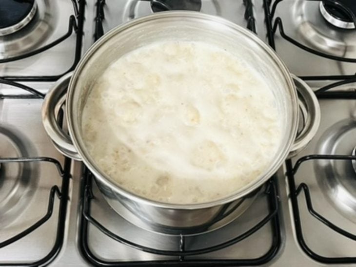 Uma panela contendo canjica com amendoim.