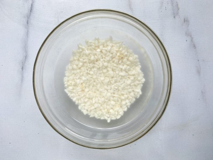 Uma tigela com canjica de molho.