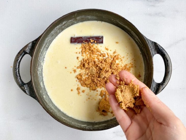 Uma panela com a mistura de todos os ingredientes da canjica.