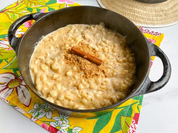 Uma panela contendo canjica com paçoquinha.