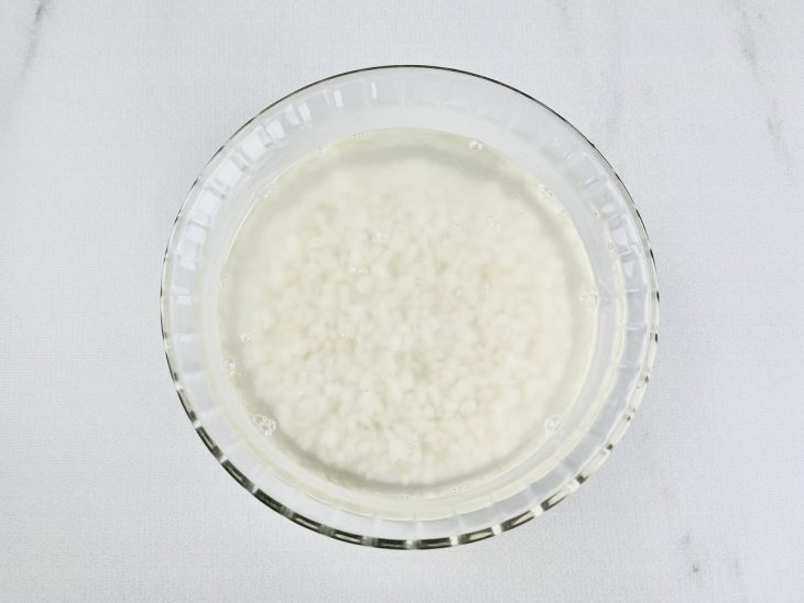 Numa tigela, a canjica de molho em água.