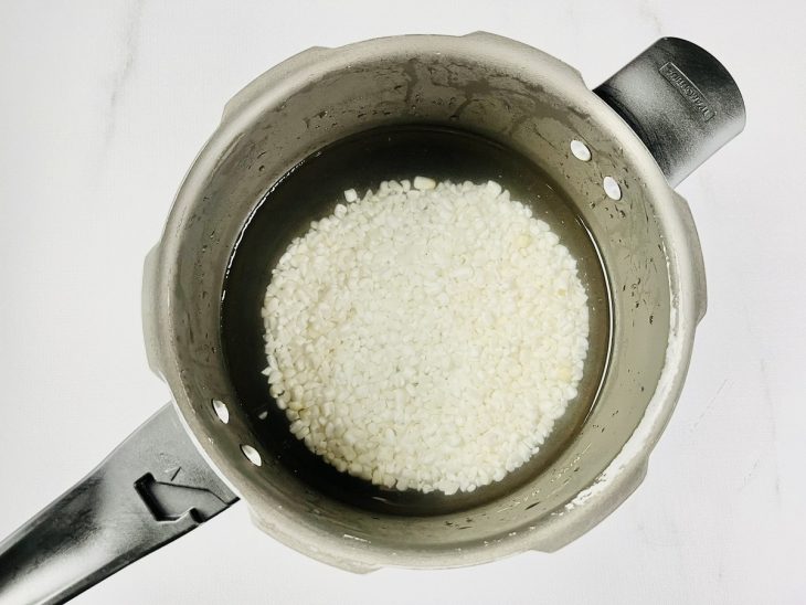 Canjica na panela de pressão.