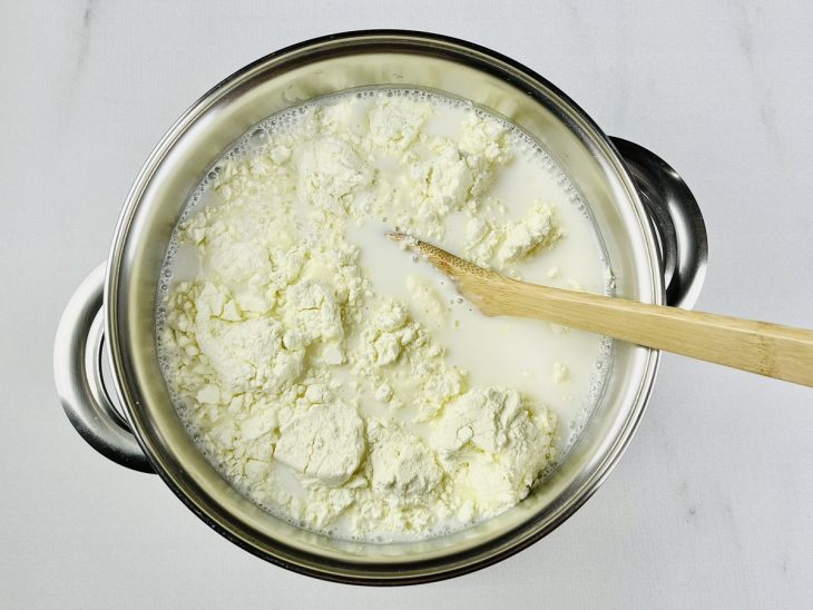 Em outra panela, a canjica adicionada do leite, o leite de coco e o leite em pó.