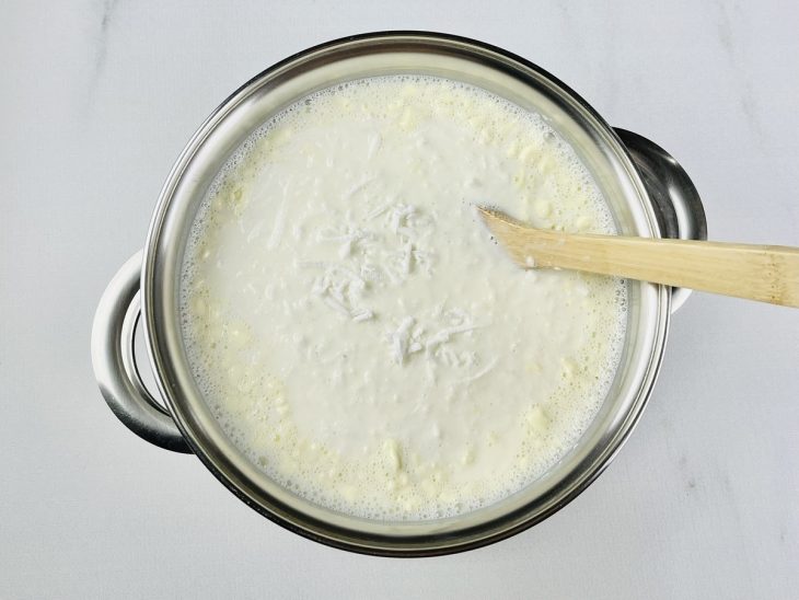Na panela, o creme de leite e o coco ralado adicionados.