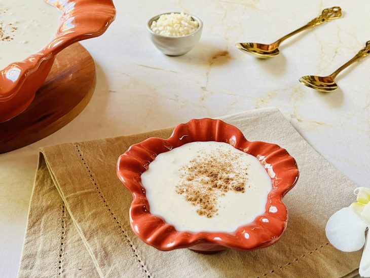 Canjica pronta, servida em tigela de sobremesa.