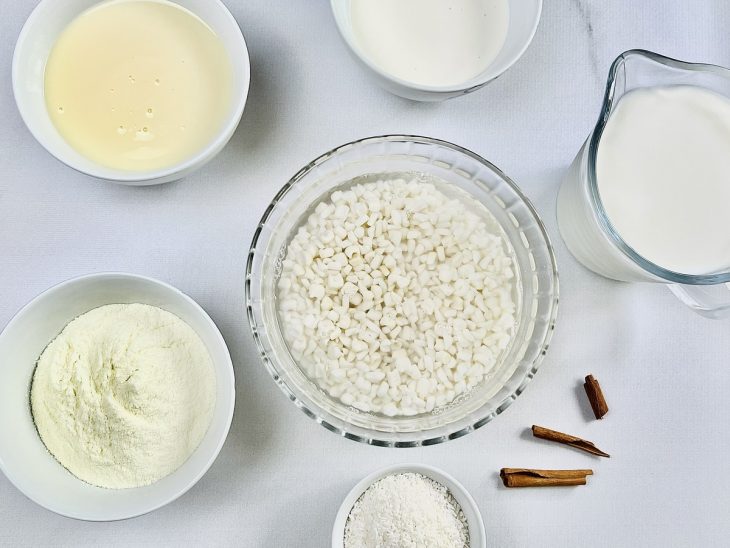 Ingredientes organizados sobre a bancada para iniciar o preparo.