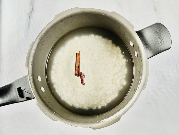 Canjica hidratada sendo transferida para a panela de pressão.