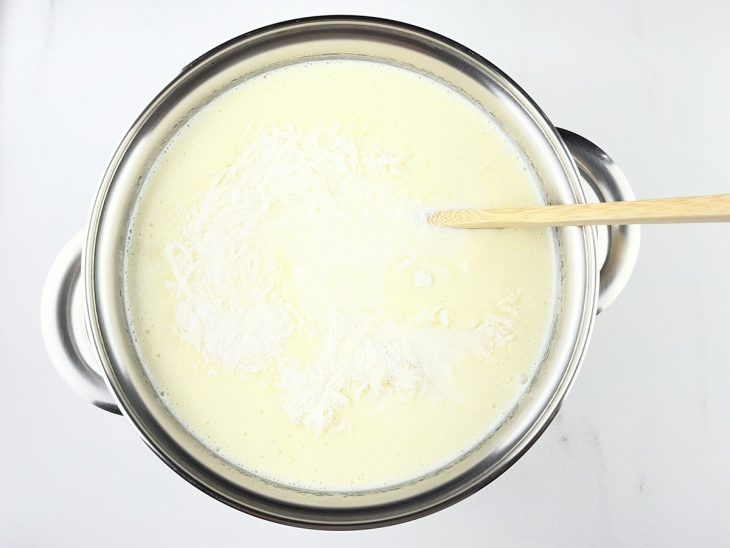 Leite, leite em pó, creme de leite e leite condensado adicionados à panela.