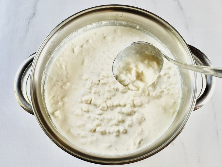 Canjica cozinhando em fogo baixo até atingir cremosidade.