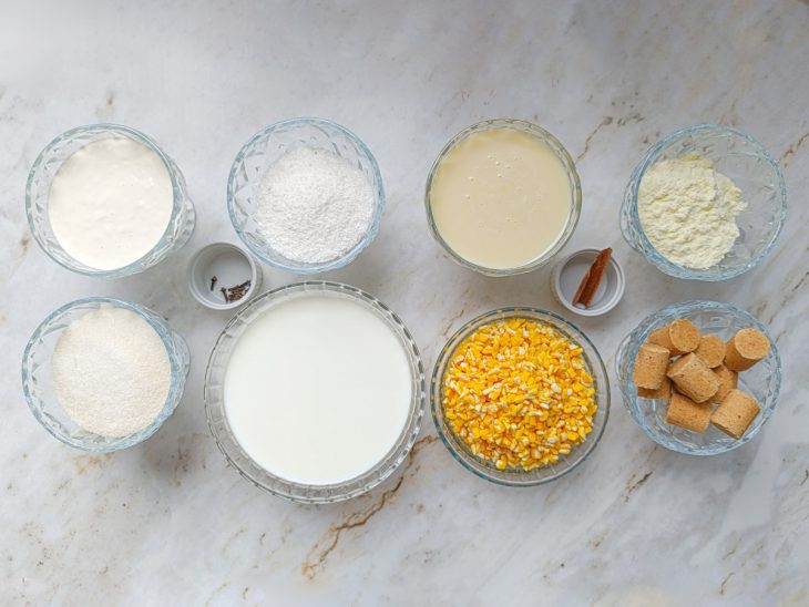 Ingredientes organizados sobre a bancada.