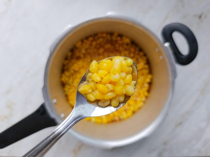 Canjica cozinhando na panela de pressão.