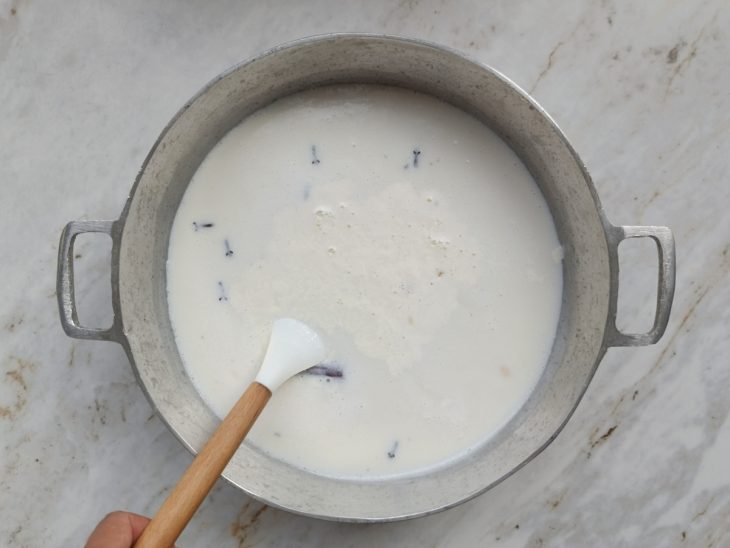 Leite condensado e creme de leite adicionados á canjica.