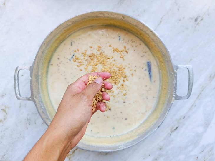 Paçocas sendo esfareladas com a mão adicionadas.