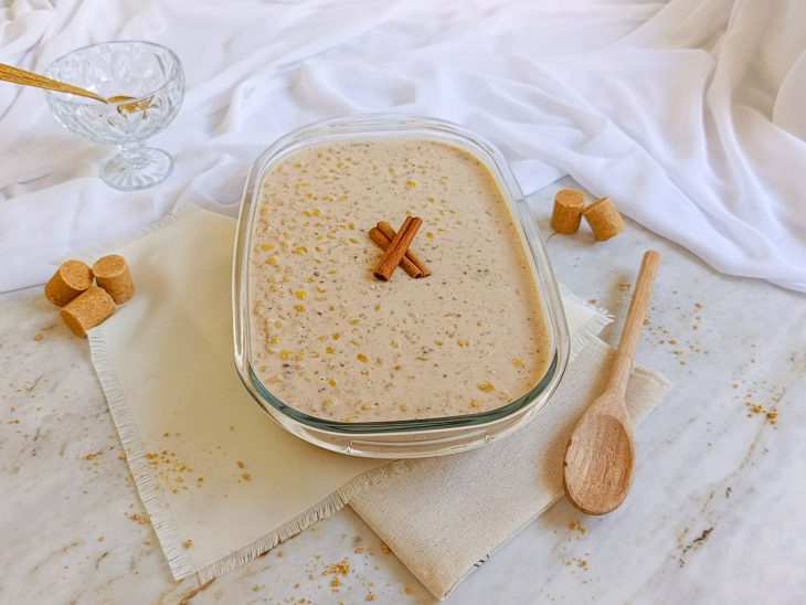 Canjica cremosa com paçoca pronta no refratário.