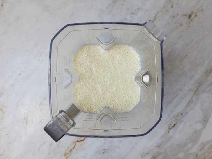 Ingredientes batidos no liquidificador.