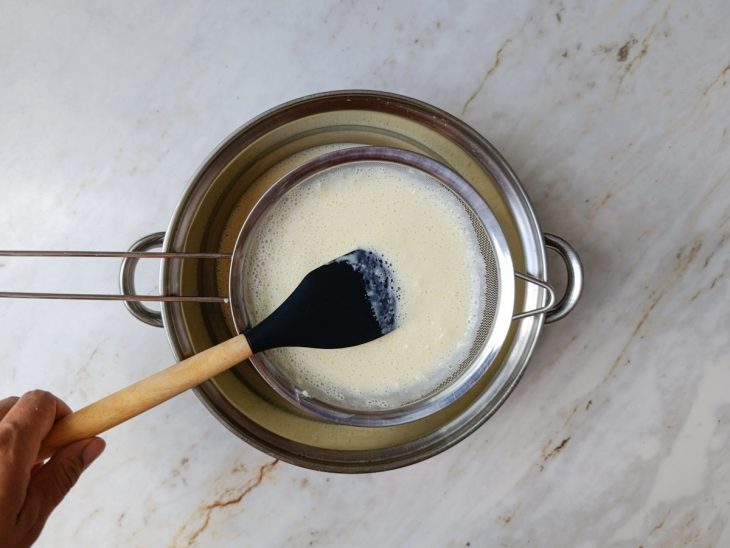 Mistura sendo peneirada.