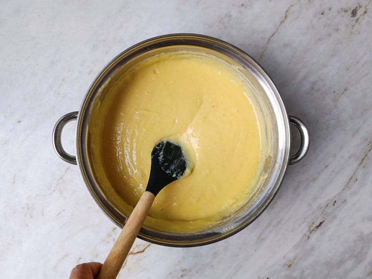 Creme amarelo e consistente na panela.