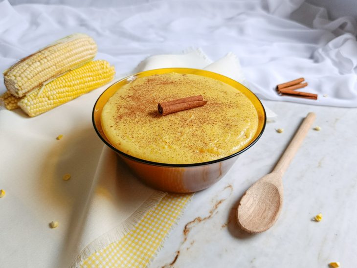 Canjica cremosa nordestina finalizada com canela e pronta para consumo.