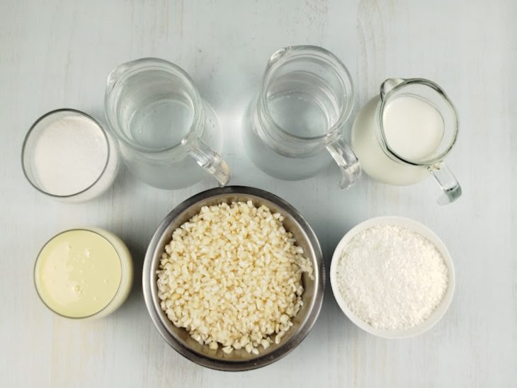 Ingredientes organizados na bancada com a canjica lavada e escorrida.