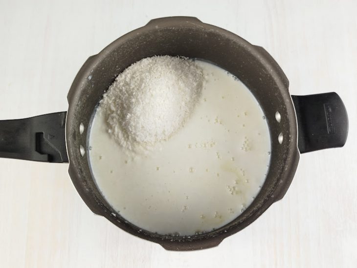 Canjica cozida e macia após o tempo na pressão.