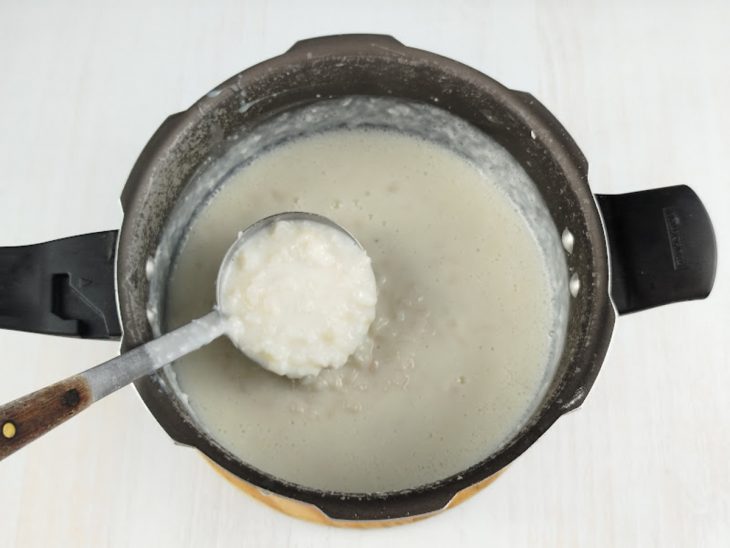 Leite, leite condensado, açúcar e coco sendo adicionados à panela.