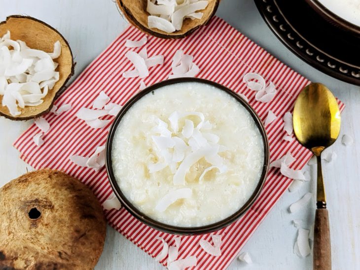 Canjica de coco pronta, cremosa e finalizada para servir.