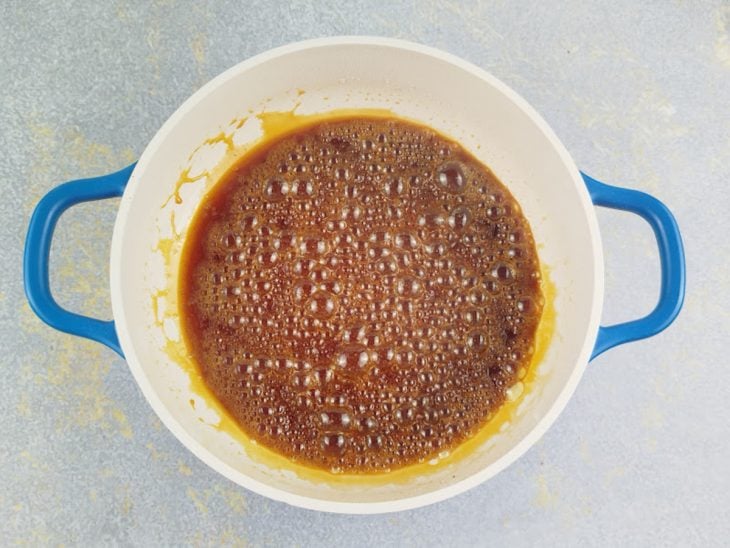Caramelo pronto em outra panela.