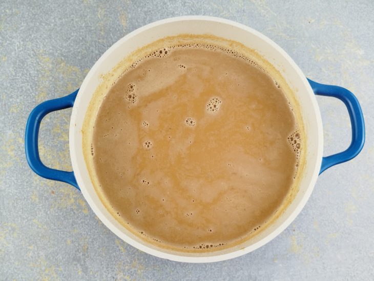 Leite adicionado e incorporado ao caramelo.