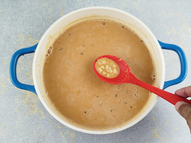 Canjica adicionada na panela com caramelo e leite.