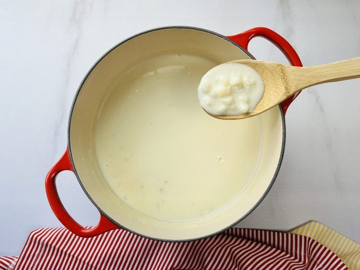 Uma panela com canjica ao ponto.