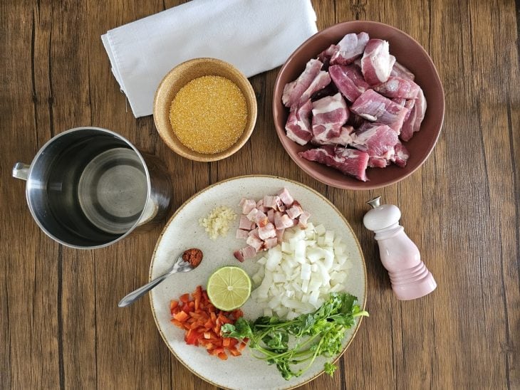 Ingredientes da canjiquinha com costelinha de porco reunidos.