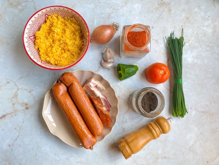 Ingredientes para a receita reunidos em uma superfície.