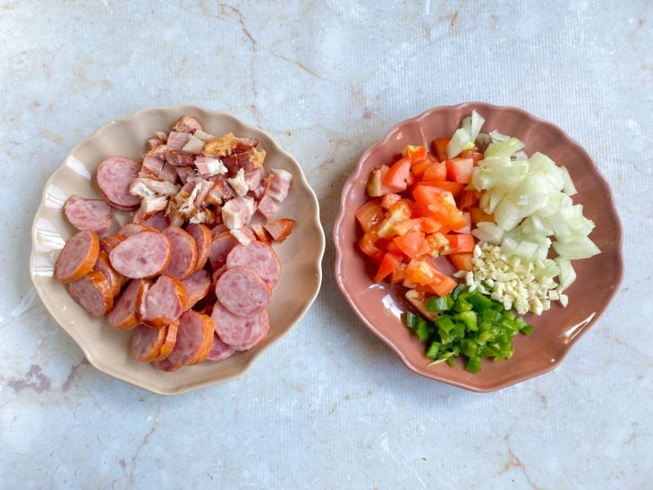 Ingredientes picados e acomodados em pratos.