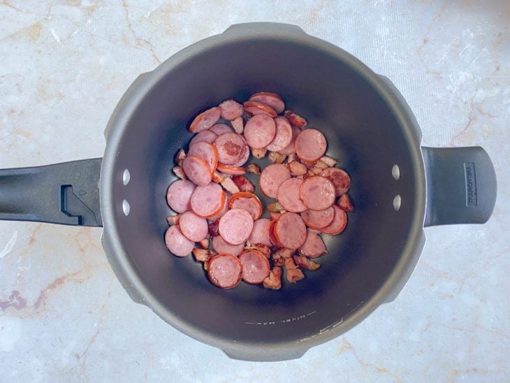 Panela com bacon e calabresa.