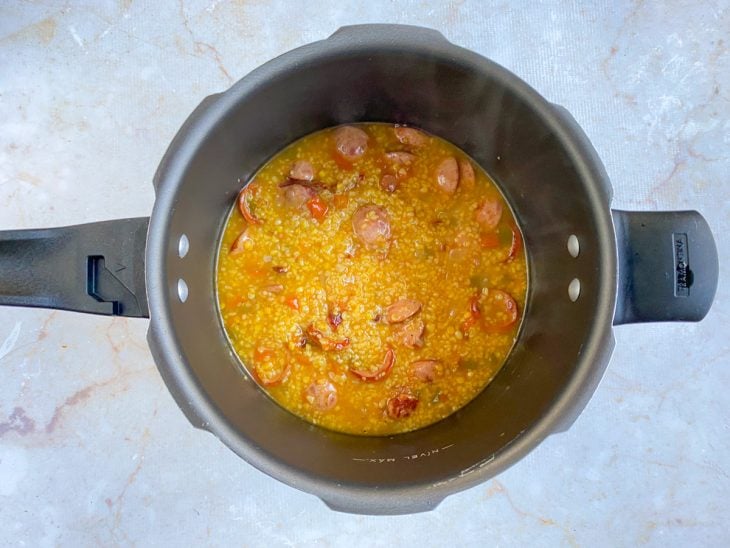 Panela com ingredientes cozidos.