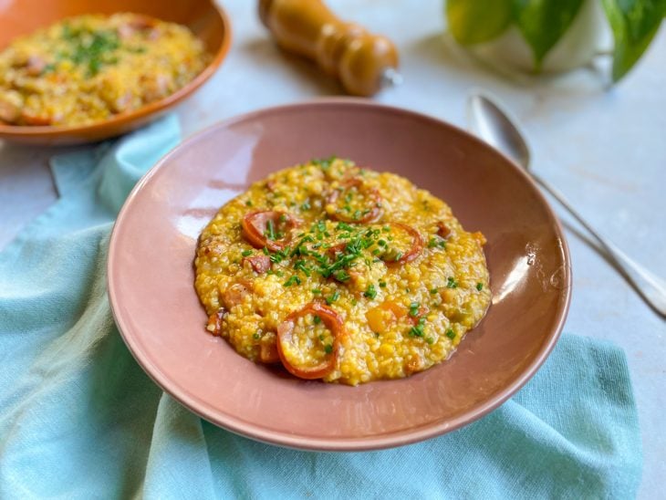 Canjiquinha servida em um prato e finalizada com cebolinha.