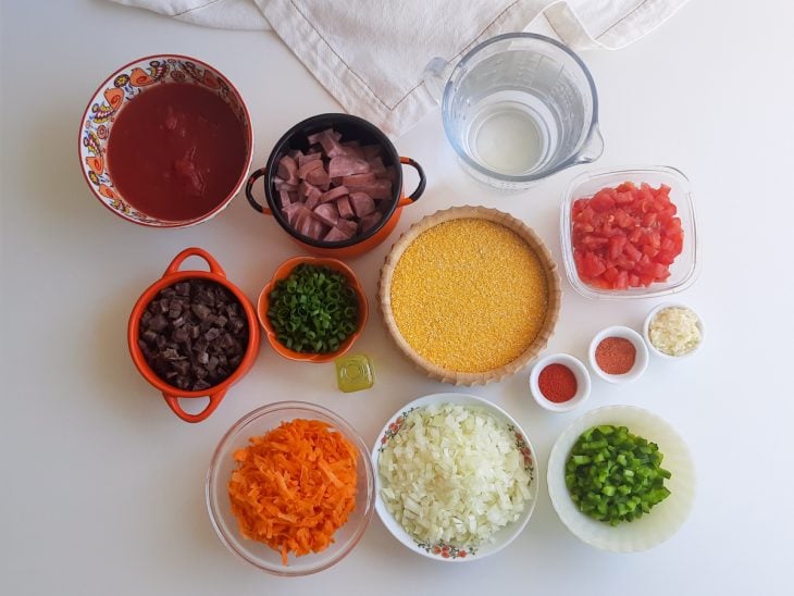 Uma bancada com os ingredientes separados.