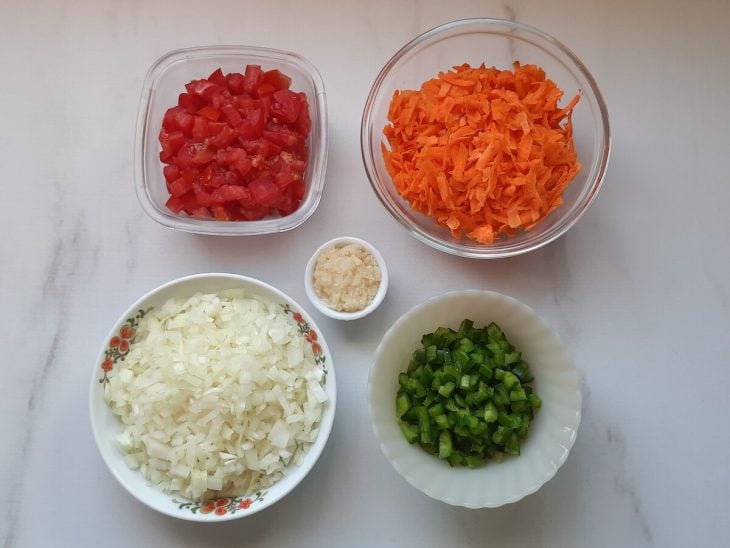 Recipientes contendo vegetais picados.