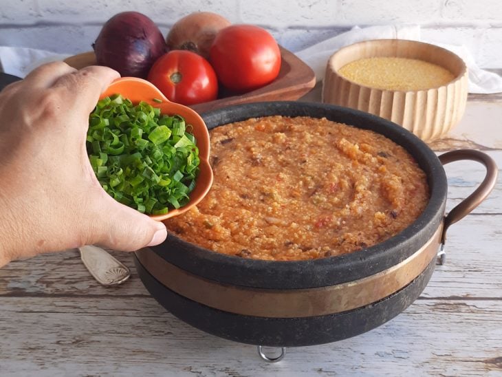 Um recipiente contendo canjiquinha salgada.