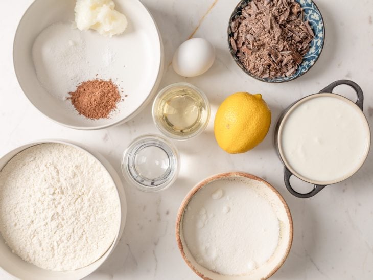 Uma bancada com os ingredientes do cannoli.