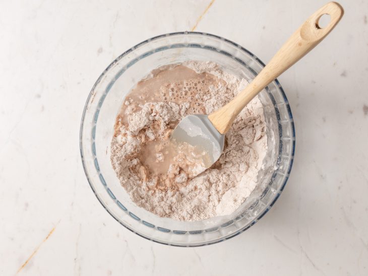 Tigela com os ingredientes da massa.