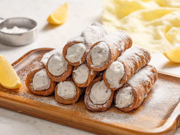 Uma tábua com cannoli.