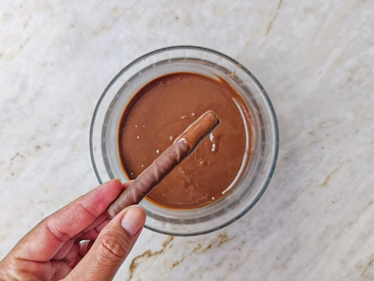 Canudinho completamente coberto com o chocolate.