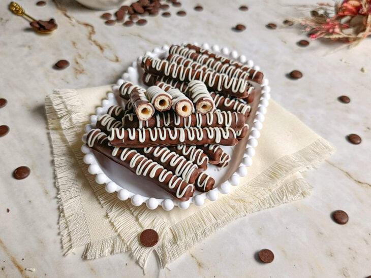 Canudinhos de chocolate prontos e servidos.