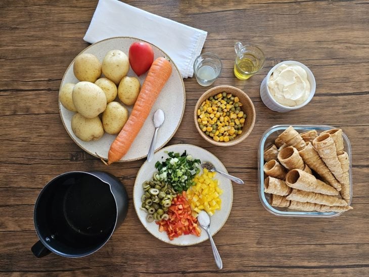 Uma bancada com os ingredientes separados.